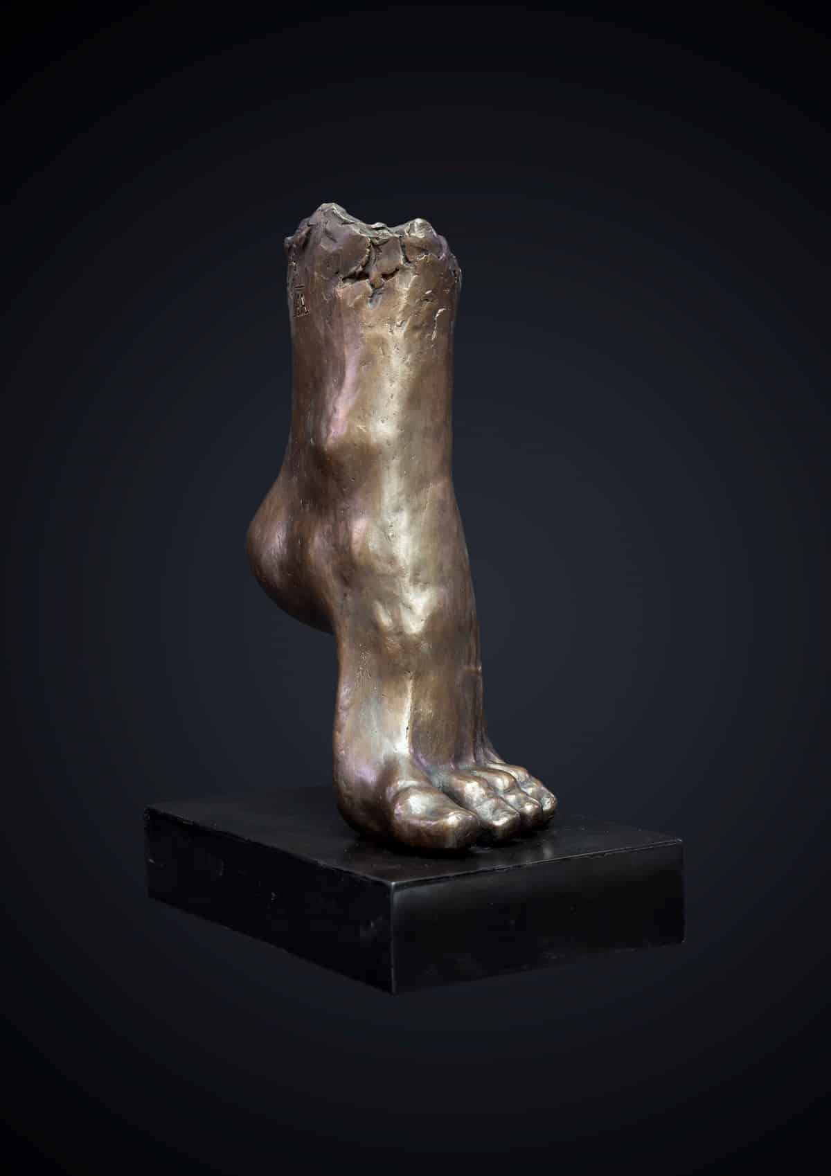 Angèlica Arvylàs, Golden foot, Bronze on marble base, Life size, 14 x 31,5 x 22,5 cm. Florence, 2017_Low