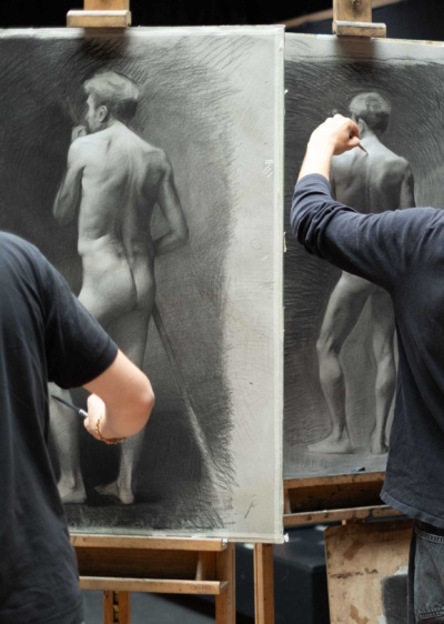 V_15_Intensive drawing student Jakob Söhngen at work on a figure drawing from life-2