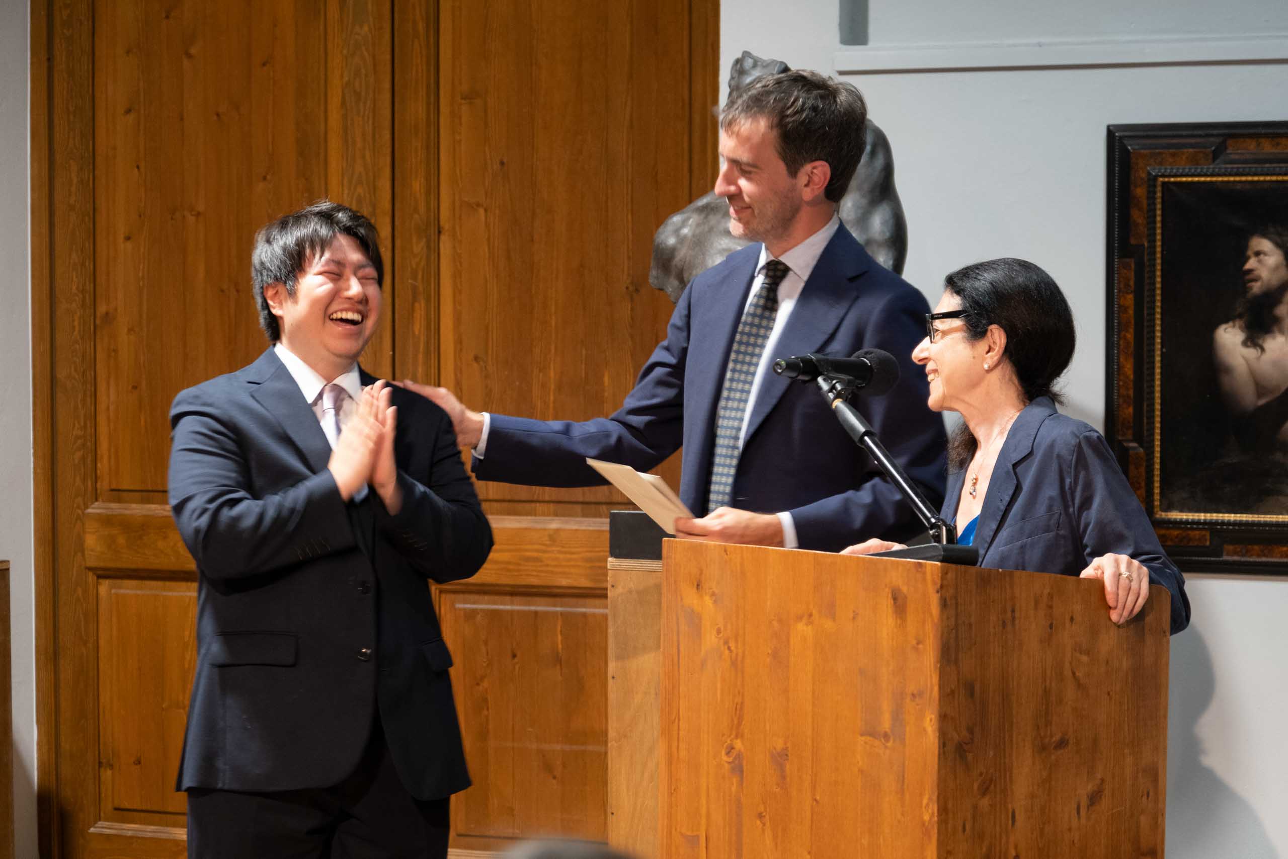 Ayumu Yanagisawa receives an award for best Evening Drawing Student from Intensive Drawing Program Director, Simona Dolci