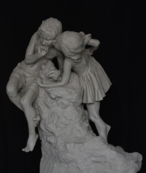 Silvia juez Linares, "El Beso", Finished clay, 100x90x60 cm, 2019 Silvia juez Linares, "El Beso", Finished clay, 100x90x60 cm, 2019
