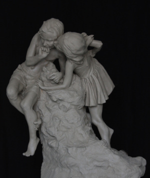 Silvia juez Linares, "El Beso", Finished clay, 100x90x60 cm, 2019 Silvia juez Linares, "El Beso", Finished clay, 100x90x60 cm, 2019