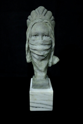 Aubrey Charnell, il tempo della corona, resin mounted on marble, 47x15x17, 2020 Aubrey Charnell, il tempo della corona, resin mounted on marble, 47x15x17, 2020