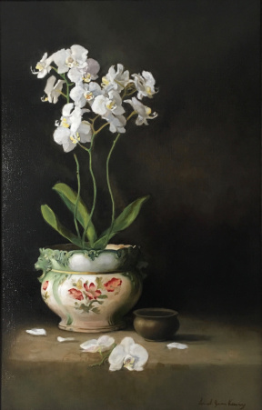 Sarah Kueny, Orchids in a lion bowl, Oil on canvas, 18 x 24 cm, 2019 _ Sarah Kueny, Orchids in a lion bowl, Oil on canvas, 18 x 24 cm, 2019 _